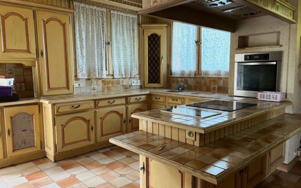 Maison élevée sur sous-sol avec piscine - GIEN 45500 à vendre